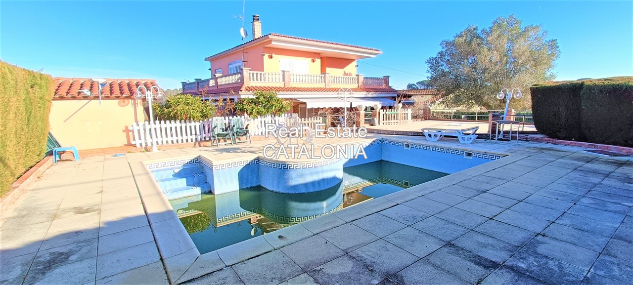 Casa soleada con piscina.